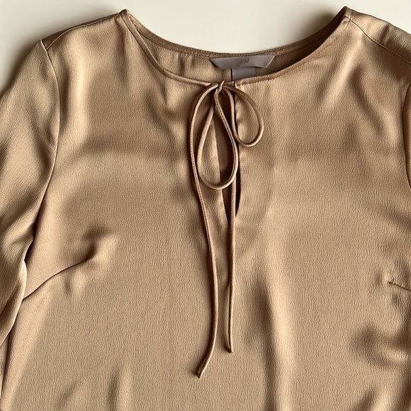 H&M Oversized Tie-top Blouse softly draped satin unique champagne gold-m… - Picture 3 of 8